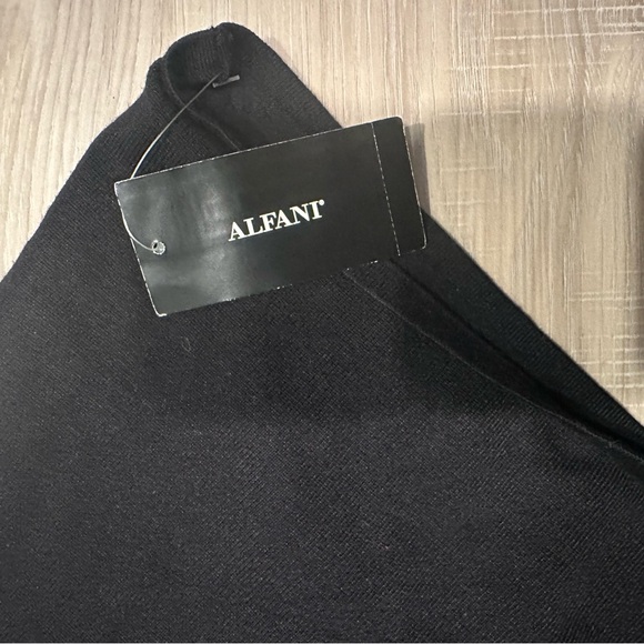 L/XL. NWT. Stylish Black Poncho with Faux Fur Trim. BL/RD10 - Picture 4 of 6